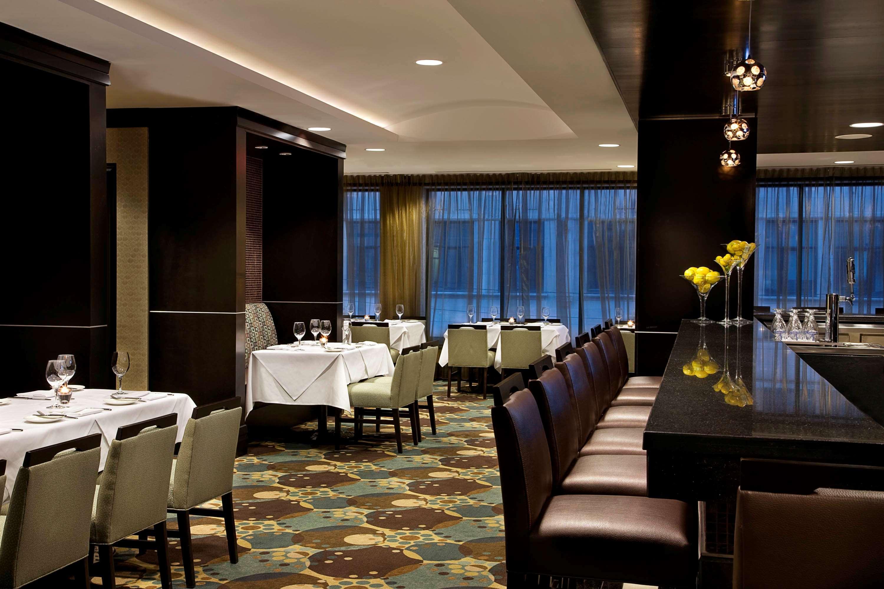 Revery Toronto Downtown, Curio Collection By Hilton Restaurace fotografie